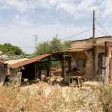 Continuiamo il cammino per imbatterci in una casupola in pietra e lamiera che sembra uscire un film neorealista. Utilizzata come deposito di attrezzi da un contadino � serrata da una precaria recinzione in legno